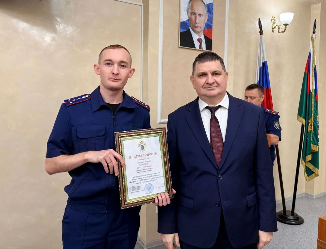 Руководитель следственного управления СК России по Алтайскому краю поздравил ветерана следствия и сотрудников отдела криминалистики с профессиональным праздником Руководитель следственного управления СК России по Алтайскому краю поздравил ветерана следствия и сотрудников отдела криминалистики с профессиональным праздником
