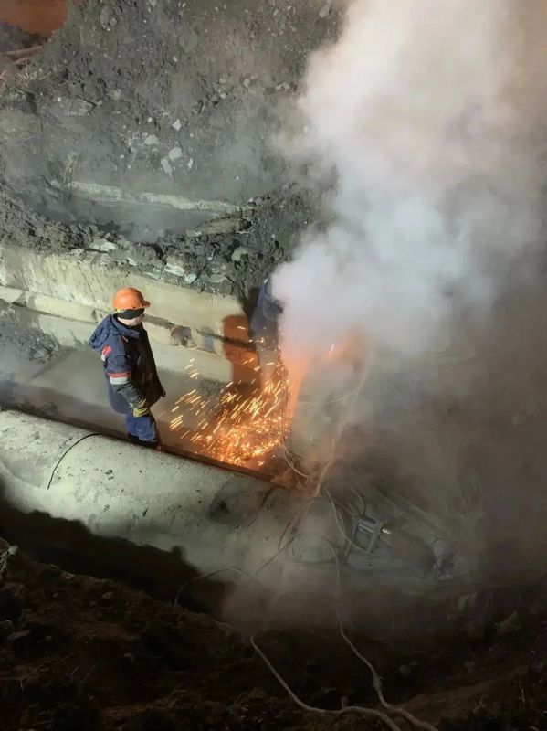 Ремонт поврежденной трубы завершили на улице Попова в Барнауле