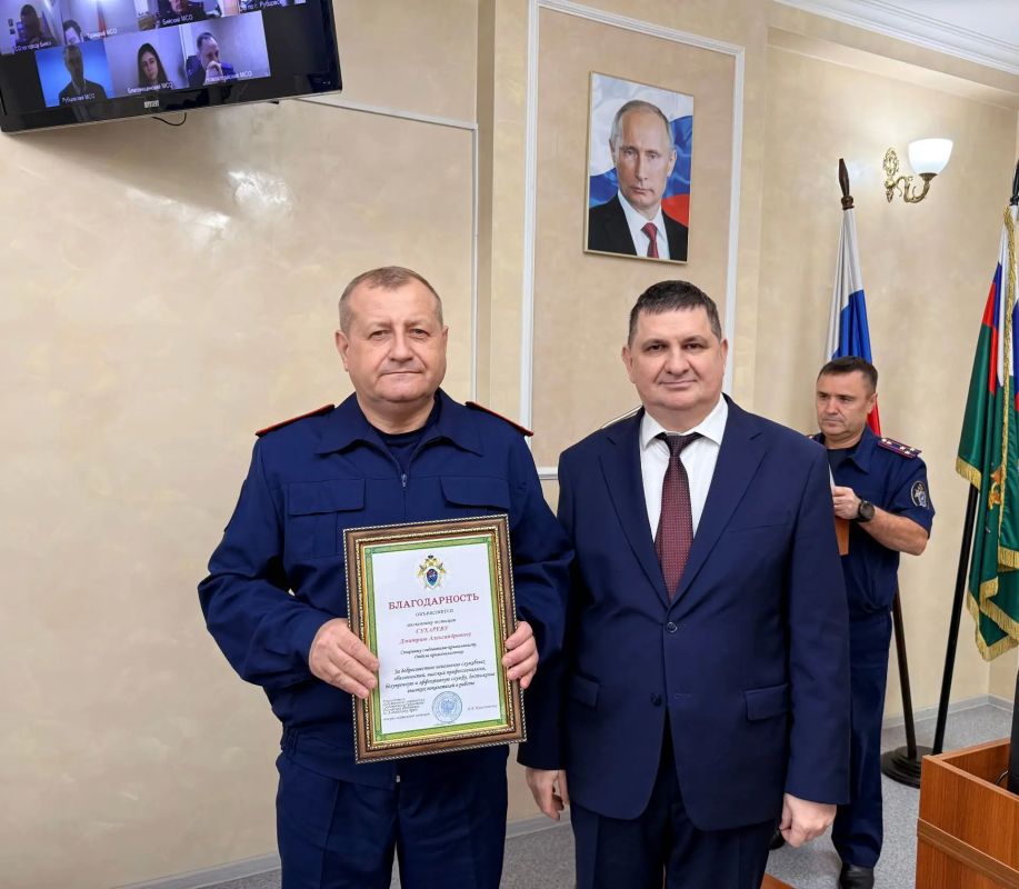 Руководитель следственного управления СК России по Алтайскому краю поздравил ветерана следствия и сотрудников отдела криминалистики с профессиональным праздником Руководитель следственного управления СК России по Алтайскому краю поздравил ветерана следствия и сотрудников отдела криминалистики с профессиональным праздником