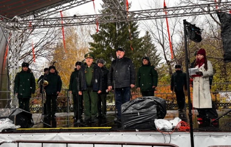 Бийск отметил День отца. Праздничный концерт прошёл в исторической части города, рядом с парком им. Леонида Гаркавого - на новой уличной сцене, установленной в рамках концепции «Туристский код центра города» национального... Бийск отметил День отца. Праздничный концерт прошёл в исторической части города, рядом с парком им. Леонида Гаркавого - на новой уличной сцене, установленной в рамках концепции «Туристский код центра города» национального...