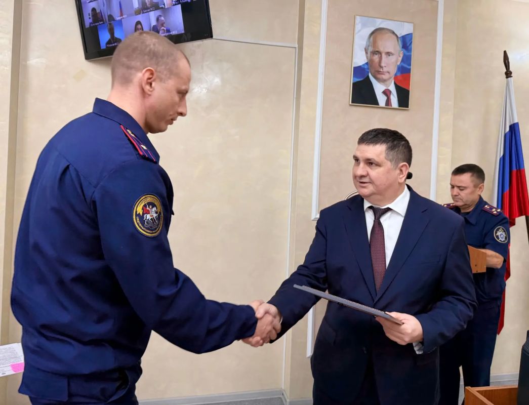 Руководитель следственного управления СК России по Алтайскому краю поздравил ветерана следствия и сотрудников отдела криминалистики с профессиональным праздником Руководитель следственного управления СК России по Алтайскому краю поздравил ветерана следствия и сотрудников отдела криминалистики с профессиональным праздником