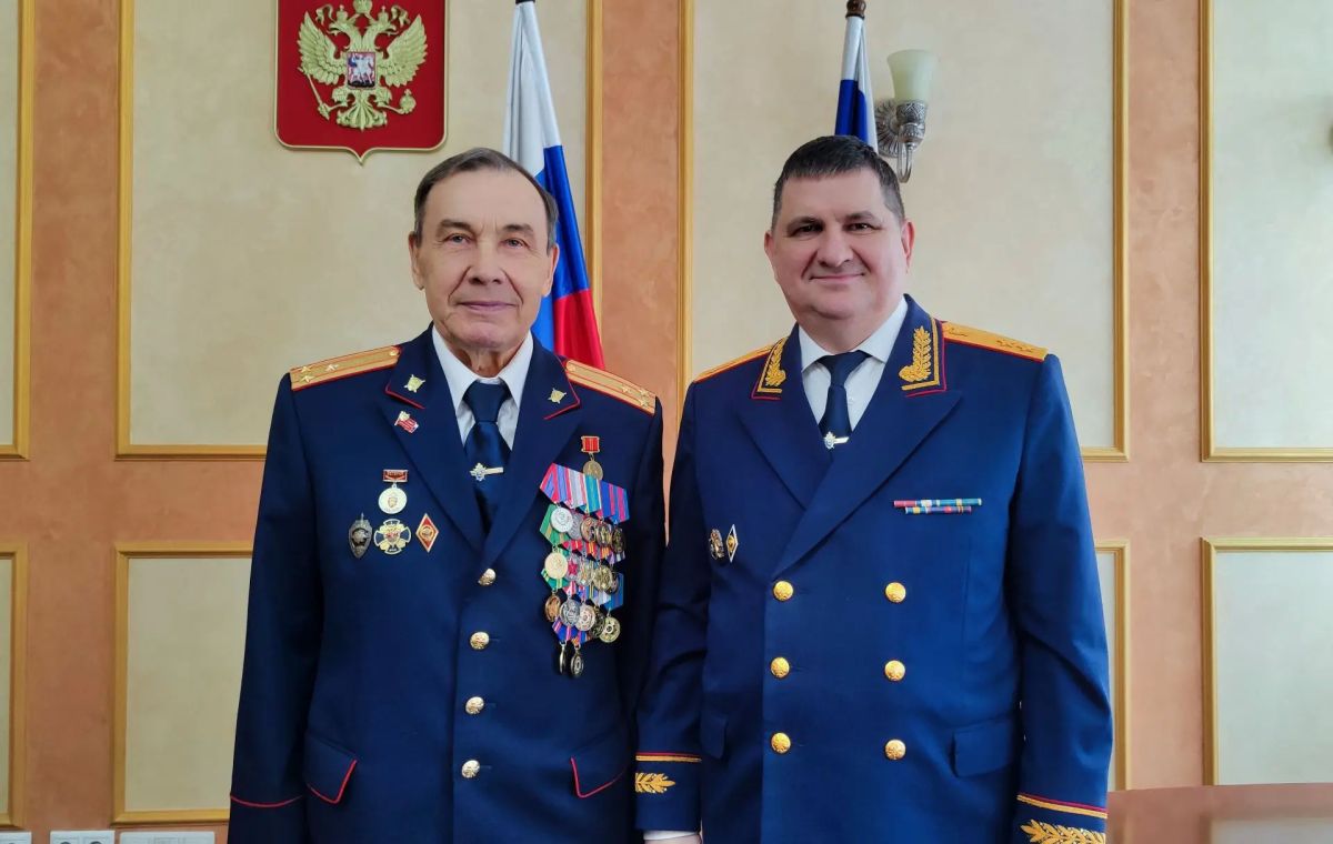 Руководитель следственного управления СК России по Алтайскому краю поздравил ветерана следствия и сотрудников отдела криминалистики с профессиональным праздником