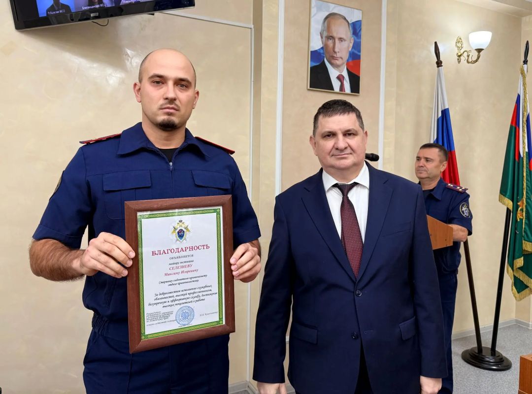 Руководитель следственного управления СК России по Алтайскому краю поздравил ветерана следствия и сотрудников отдела криминалистики с профессиональным праздником Руководитель следственного управления СК России по Алтайскому краю поздравил ветерана следствия и сотрудников отдела криминалистики с профессиональным праздником