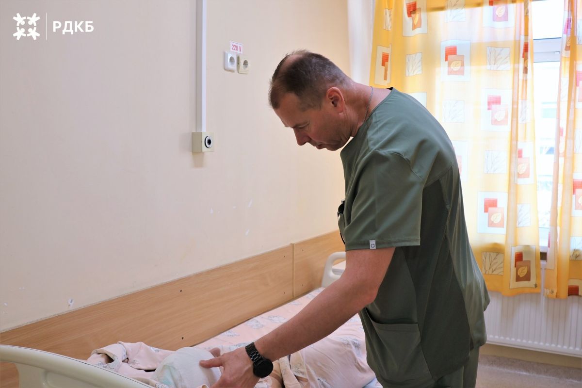 Он в полном сознании и разговаривает с мамой: подростка, на которого напал медведь в Алтайском крае, перевели из реанимации