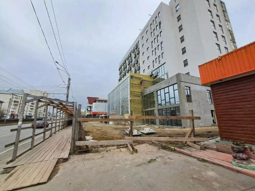 В Барнауле разбирают 30-летний забор экс-долгостроя на Ленина