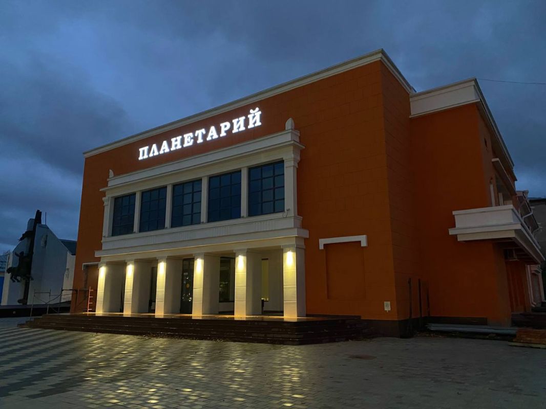 На отремонтированном здании планетария в Барнауле включили подсветку