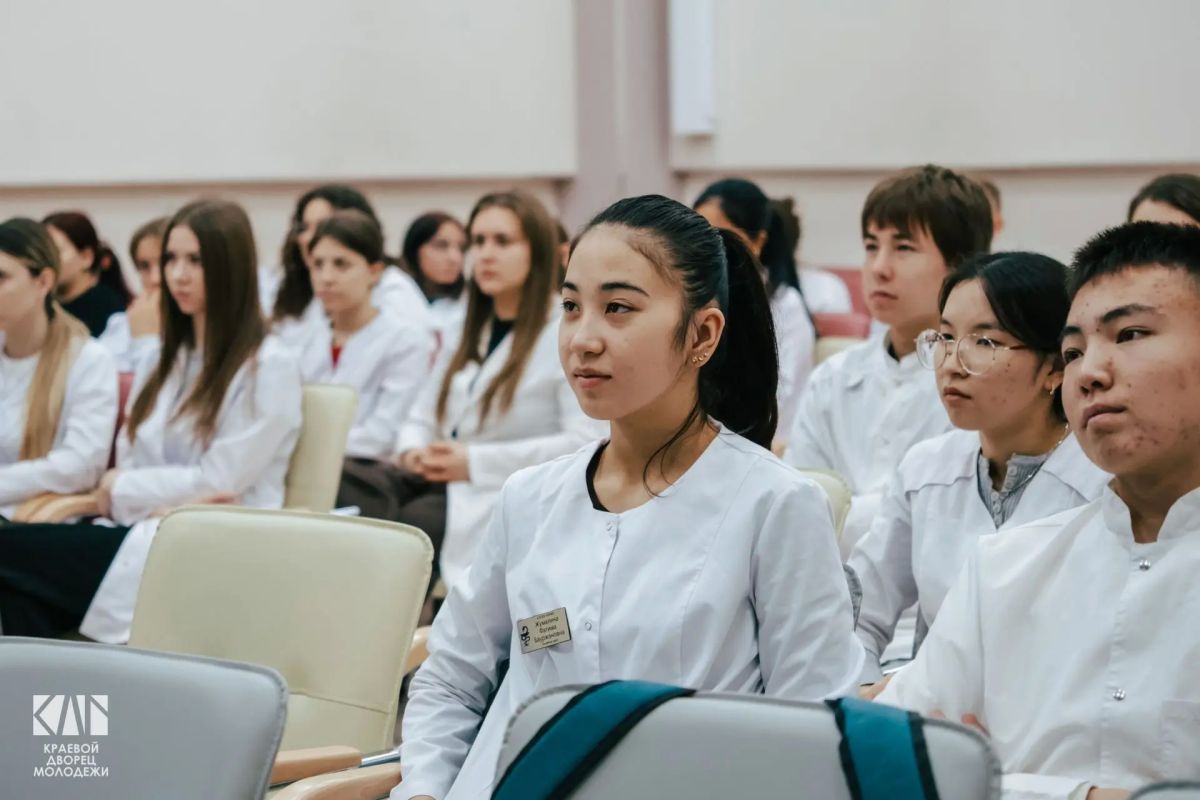 В Барнауле студенты встретились с кавалером Ордена Мужества в рамках проекта «Диалог с Героем» В Барнауле студенты встретились с кавалером Ордена Мужества в рамках проекта «Диалог с Героем»