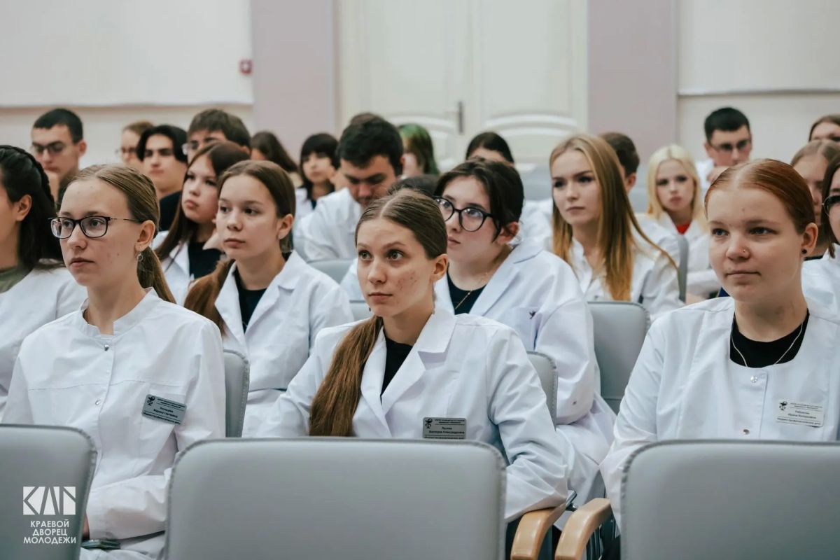 В Барнауле студенты встретились с кавалером Ордена Мужества в рамках проекта «Диалог с Героем» В Барнауле студенты встретились с кавалером Ордена Мужества в рамках проекта «Диалог с Героем»