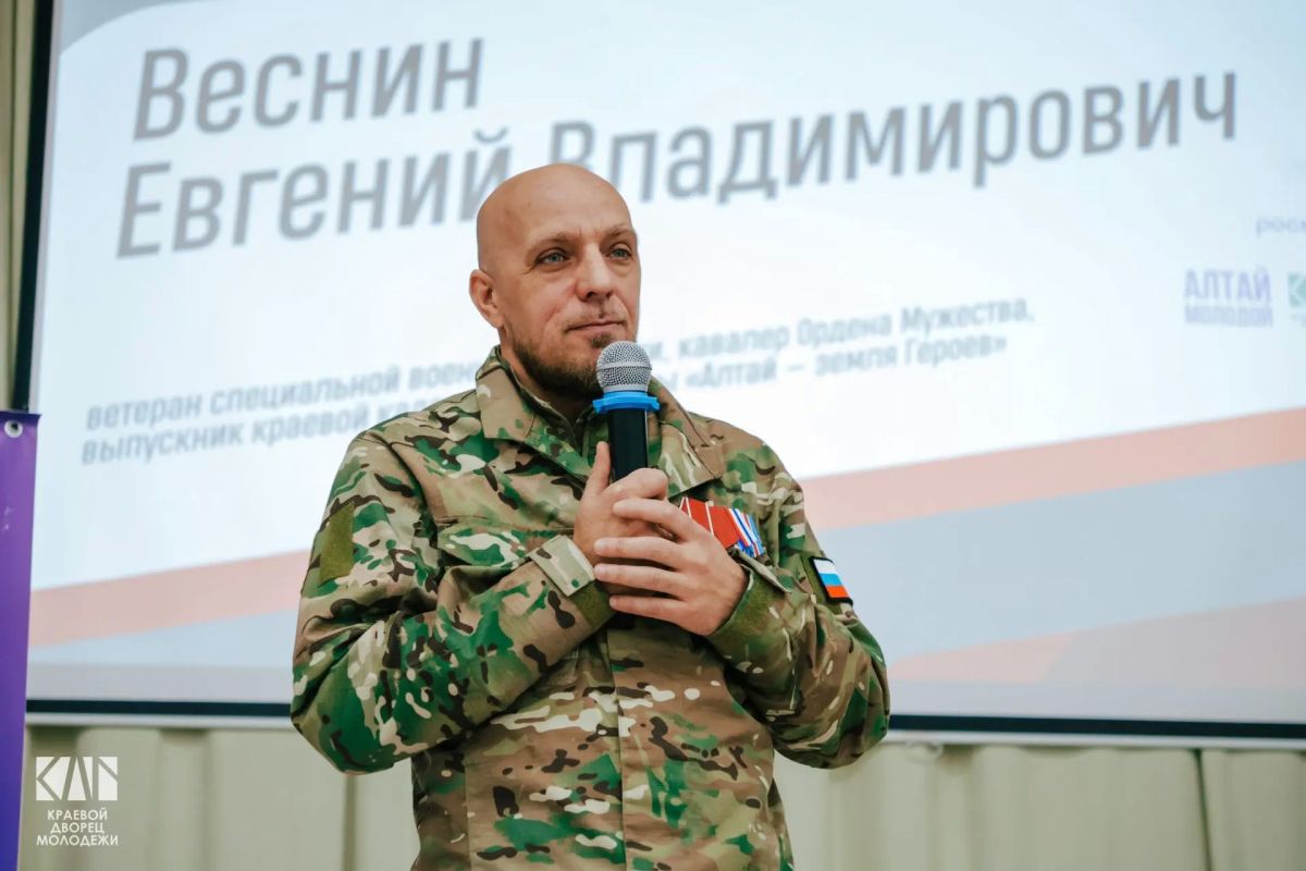 В Барнауле студенты встретились с кавалером Ордена Мужества в рамках проекта «Диалог с Героем»