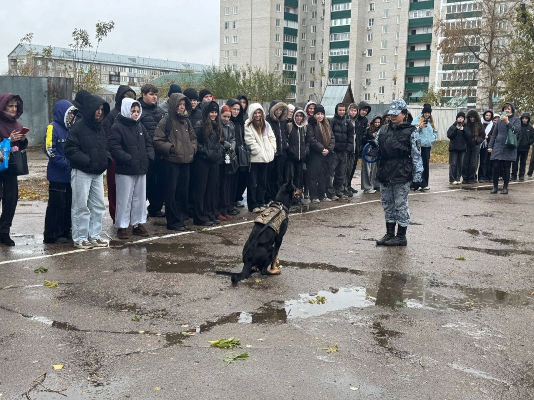 В Рубцовске полицейские провели день открытых дверей для школьников В Рубцовске полицейские провели день открытых дверей для школьников