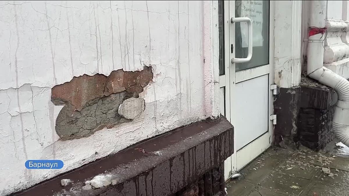 В Барнауле снесут аварийную двухэтажку в стиле сталинского ампира
