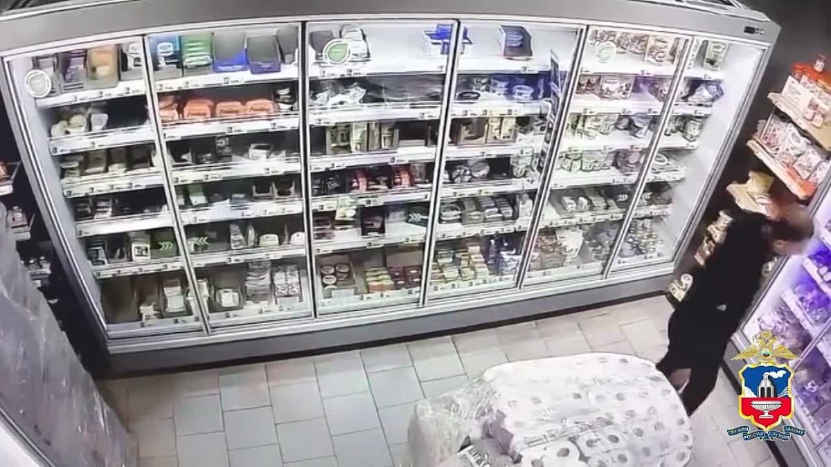 В Бийске рецидивист украл 12-килограммовый брусок сыра и попал в колонию
