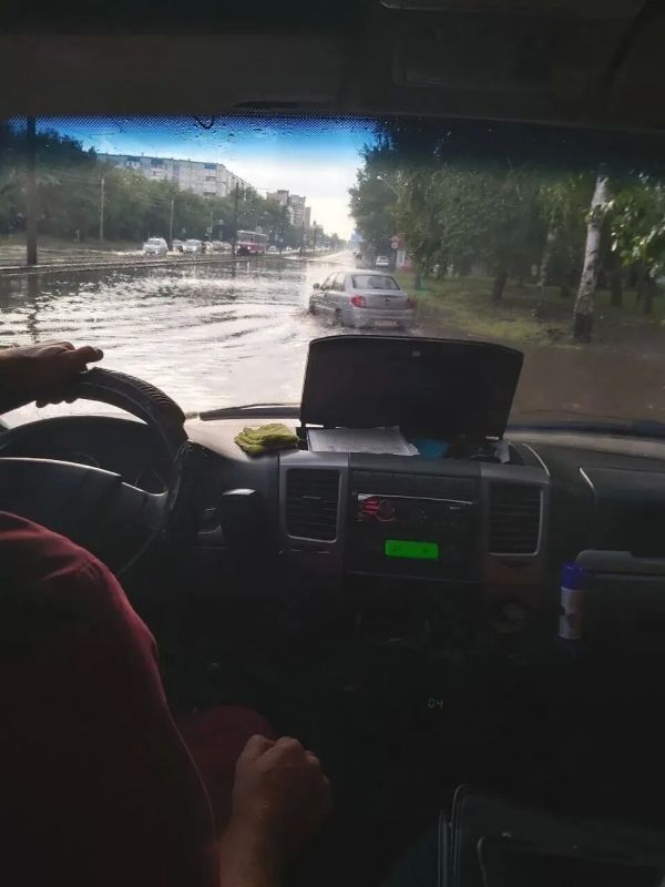 Обзор из кабины водителя автомобиля скорой медицинской помощи Обзор из кабины водителя автомобиля скорой медицинской помощи