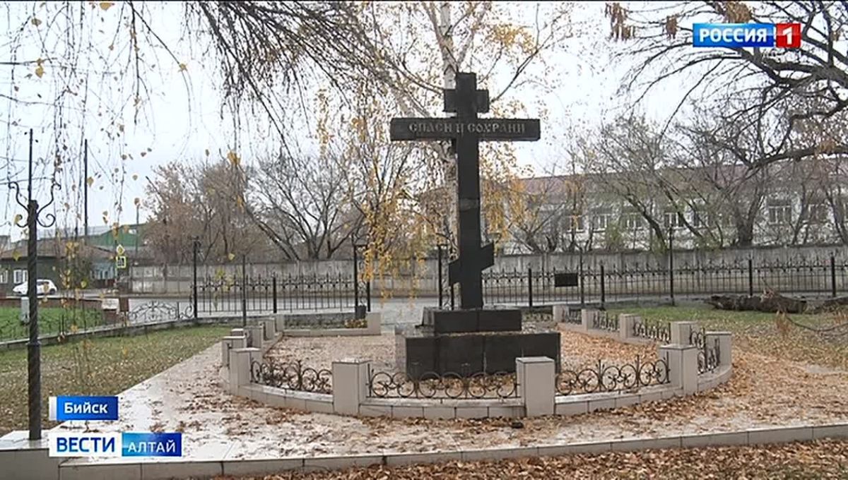 В бийском сквере имени Кузьмы Фомченко разрушается историко-мемориальный некрополь