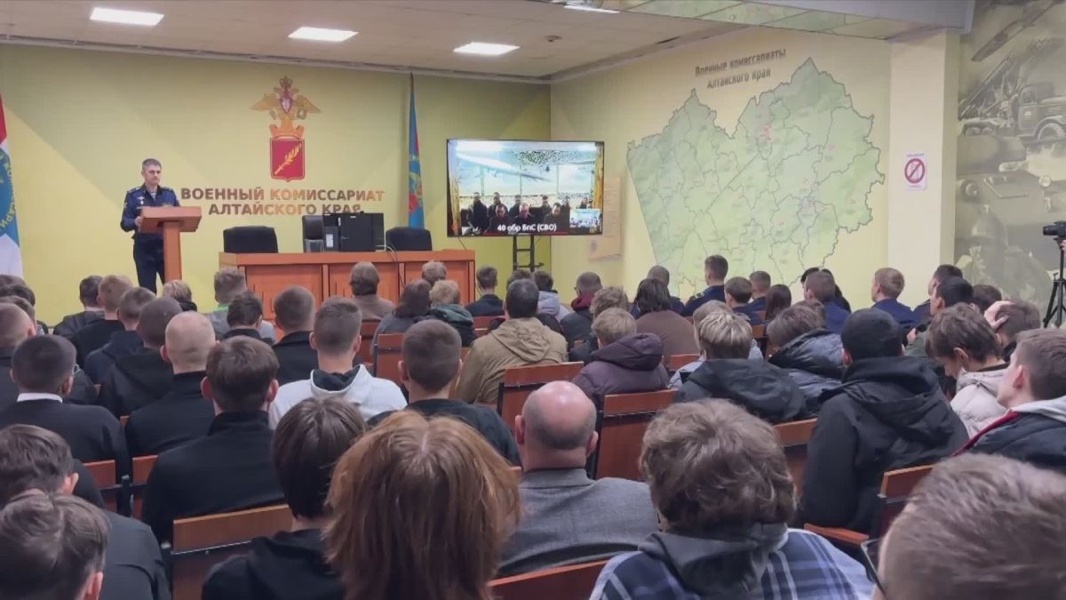 Студенты Алтайского края обсудили службу в войсках беспилотных систем с операторами дронов из зоны СВО