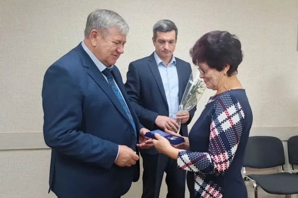 Алексей Кривенко вручил медали «Отец солдата» жителям Родинского района Алексей Кривенко вручил медали «Отец солдата» жителям Родинского района
