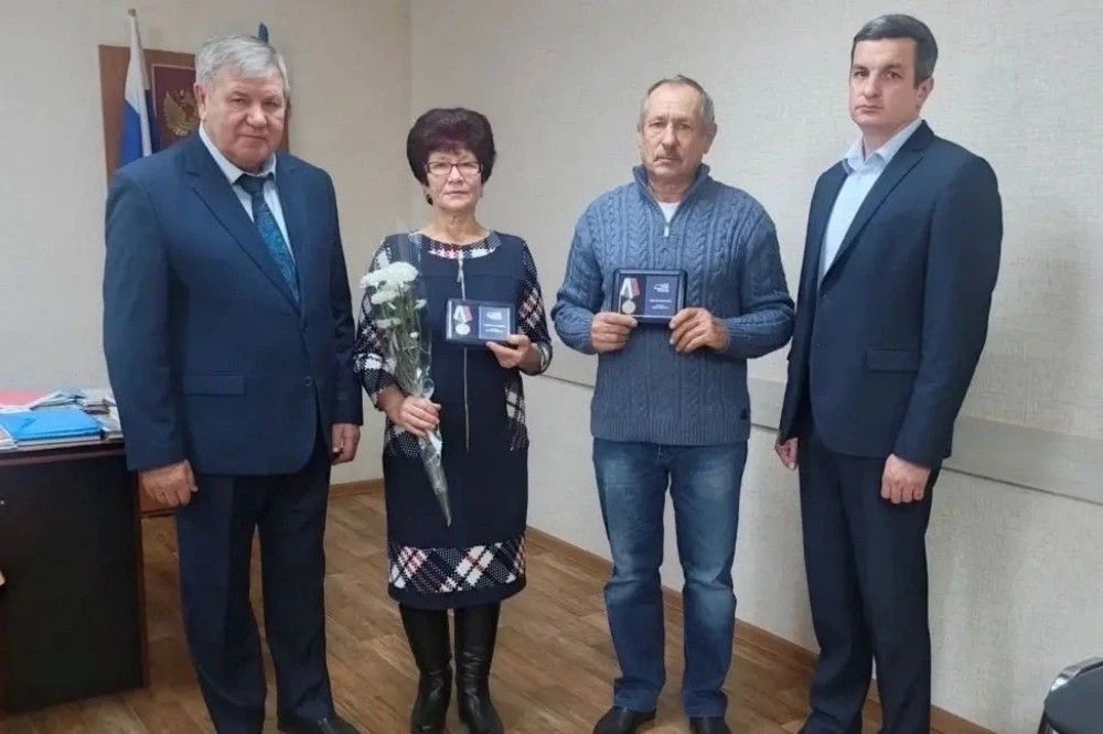 Алексей Кривенко вручил медали «Отец солдата» жителям Родинского района Алексей Кривенко вручил медали «Отец солдата» жителям Родинского района