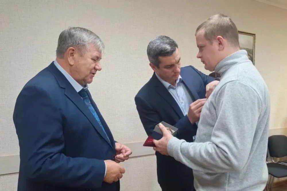 Алексей Кривенко вручил медали «Отец солдата» жителям Родинского района Алексей Кривенко вручил медали «Отец солдата» жителям Родинского района