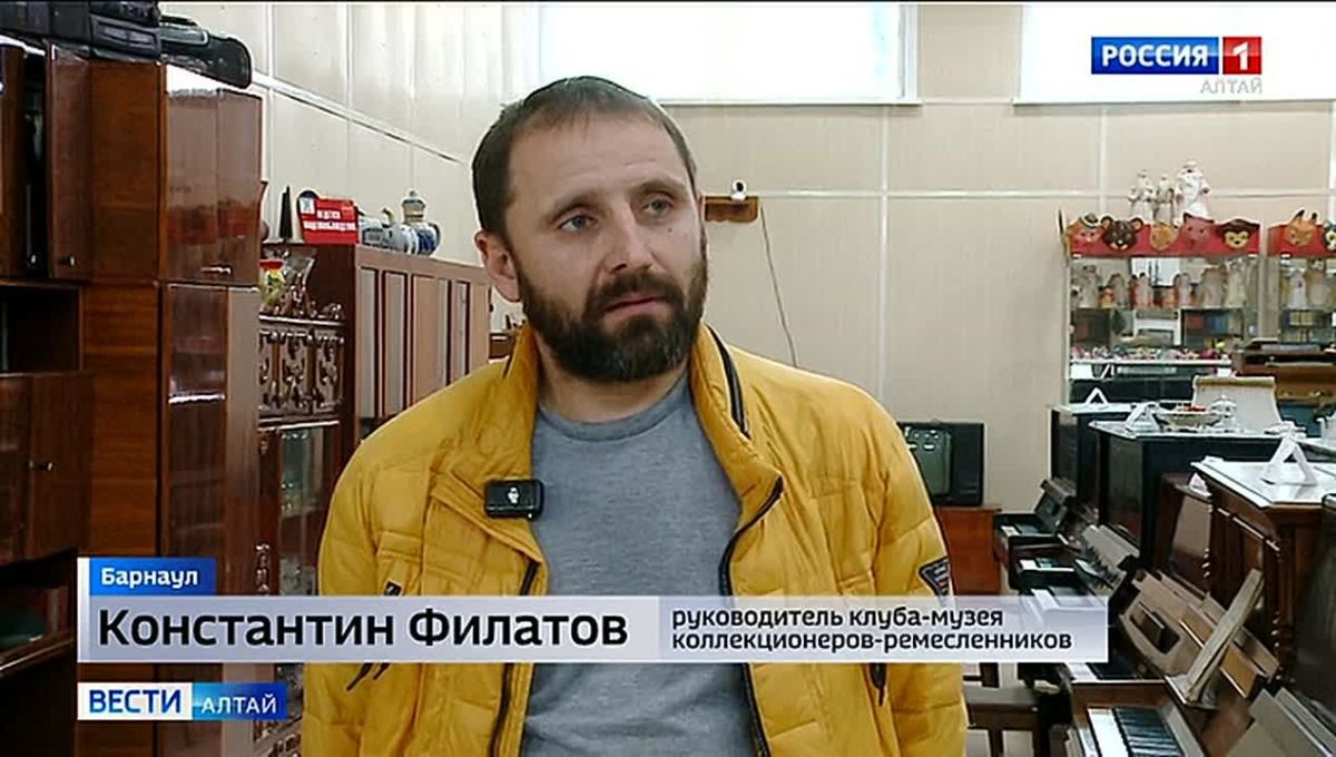 Известный в Барнауле коллекционер советских пианино должен срочно вывезти инструменты из «Облепихи»