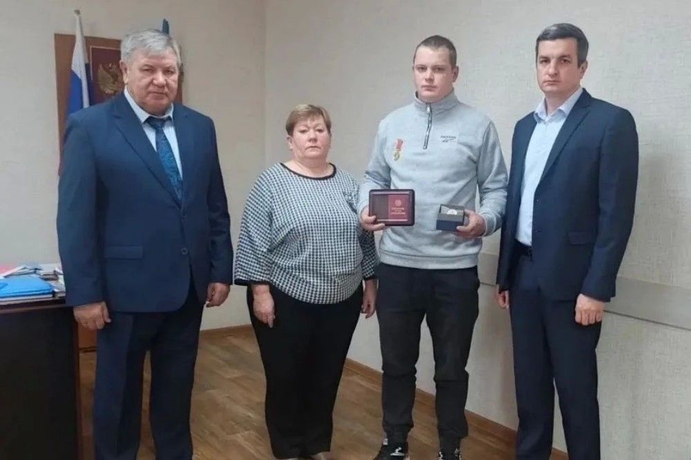 Алексей Кривенко вручил медали «Отец солдата» жителям Родинского района