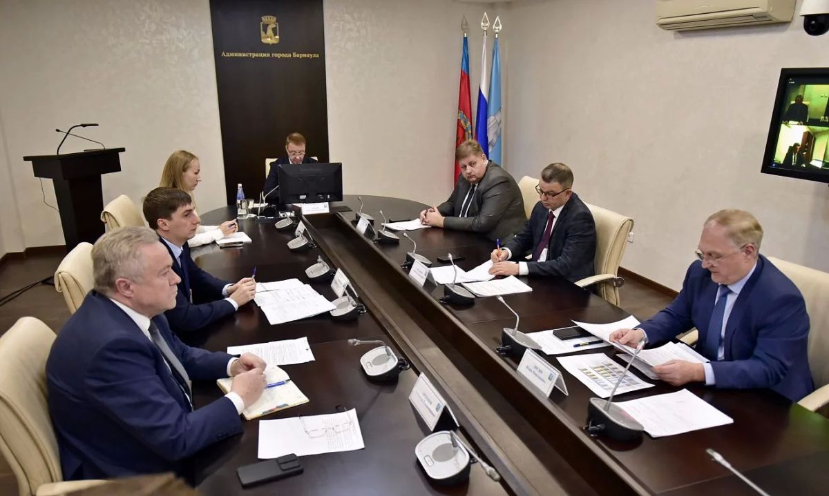 Вячеслав Франк провел оперативное аппаратное совещание