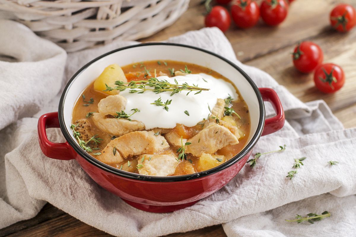 Вкусный уют: как приготовить идеальный гуляш с индейкой и картошкой