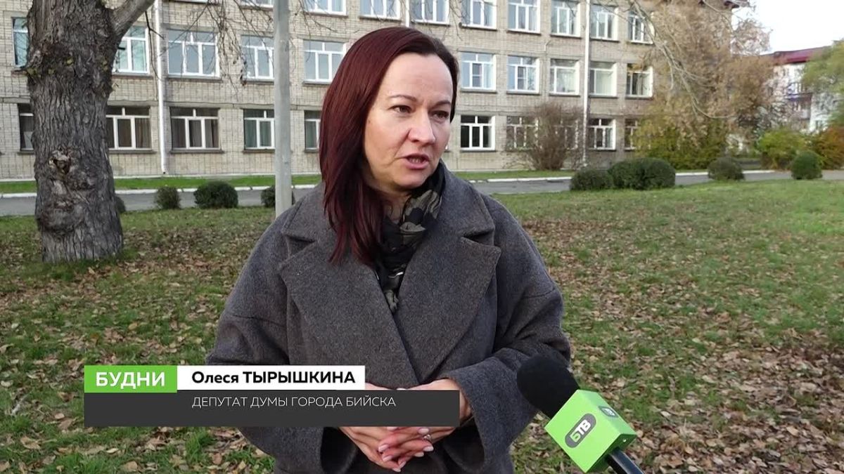 Клёны-сорняки убрали, корни выкорчевали, площадку разровняли