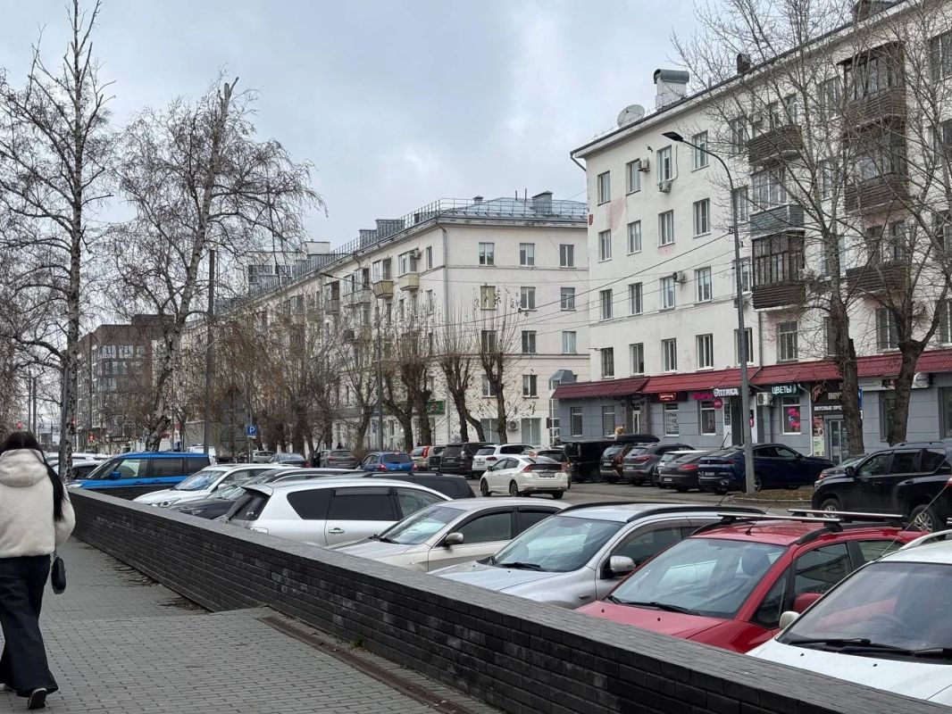 В Барнауле фура перегородила проспект Социалистический в районе здания "Книжный мир", рассказал читатель amic.ru. В Барнауле фура перегородила проспект Социалистический в районе здания "Книжный мир", рассказал читатель amic.ru.