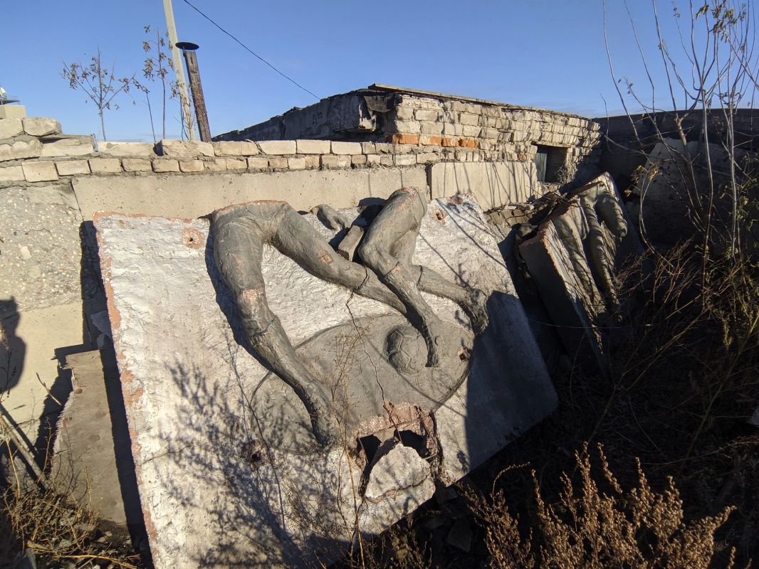 Советские монументальные горельефы нашли у пункта металлоприема в Барнауле Советские монументальные горельефы нашли у пункта металлоприема в Барнауле