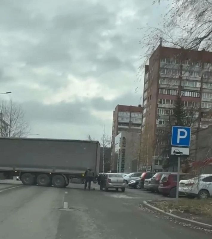 В Барнауле фура перегородила проспект Социалистический в районе здания "Книжный мир", рассказал читатель amic.ru. В Барнауле фура перегородила проспект Социалистический в районе здания "Книжный мир", рассказал читатель amic.ru.