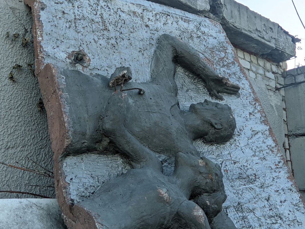 Советские монументальные горельефы нашли у пункта металлоприема в Барнауле
