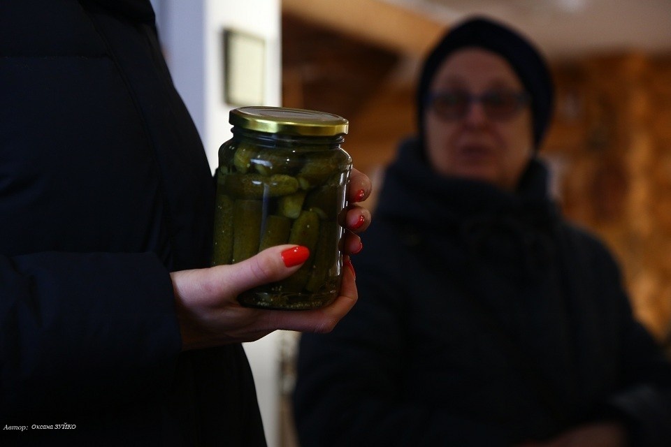 Не просто закуска: чем солёные огурцы могут быть полезны и кому стоит быть осторожнее