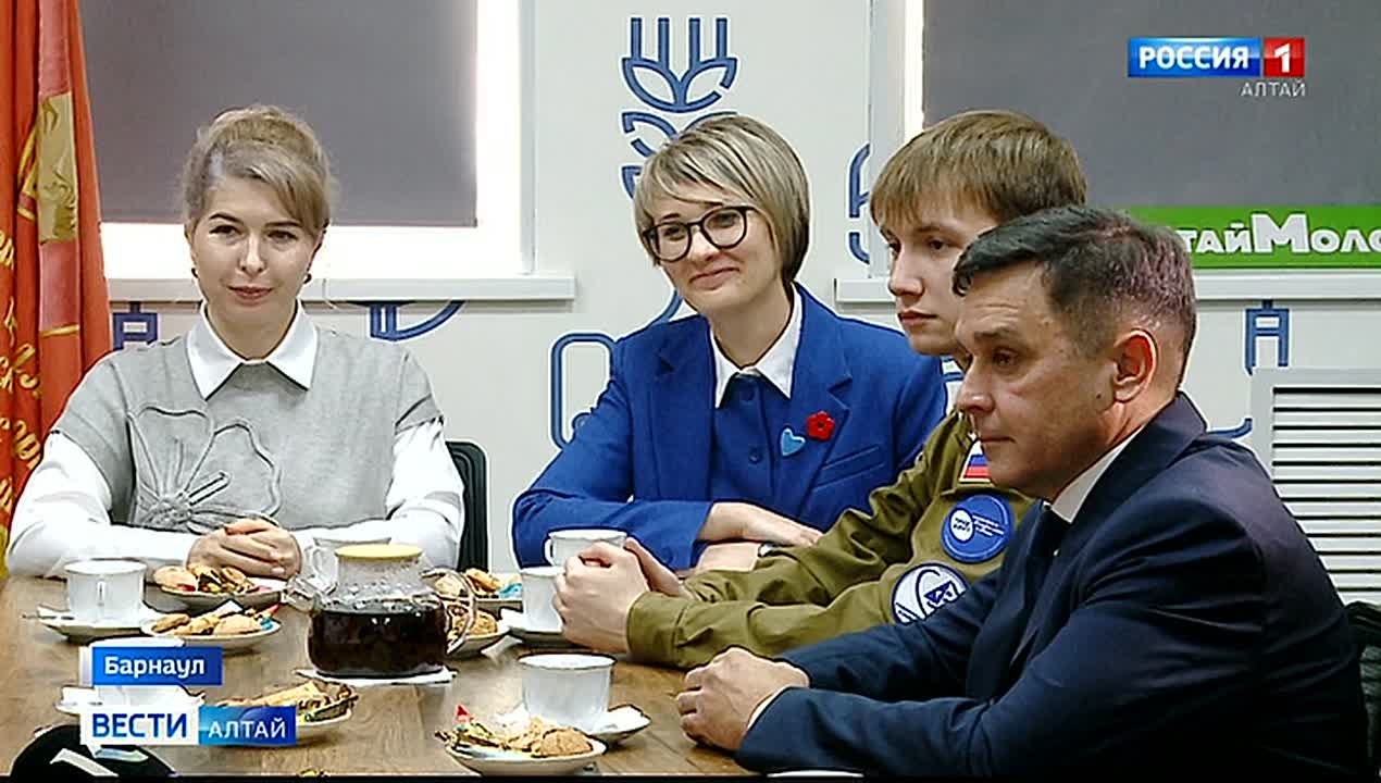 Губернатор Виктор Томенко накануне встретился с участниками молодёжных отрядов