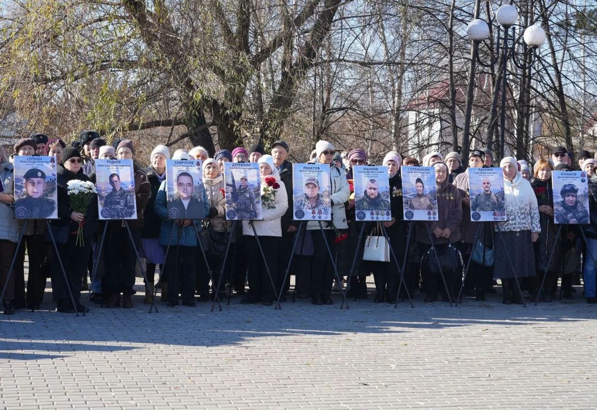 Памятник матерям защитников Отечества открыли в Бийске Памятник матерям защитников Отечества открыли в Бийске