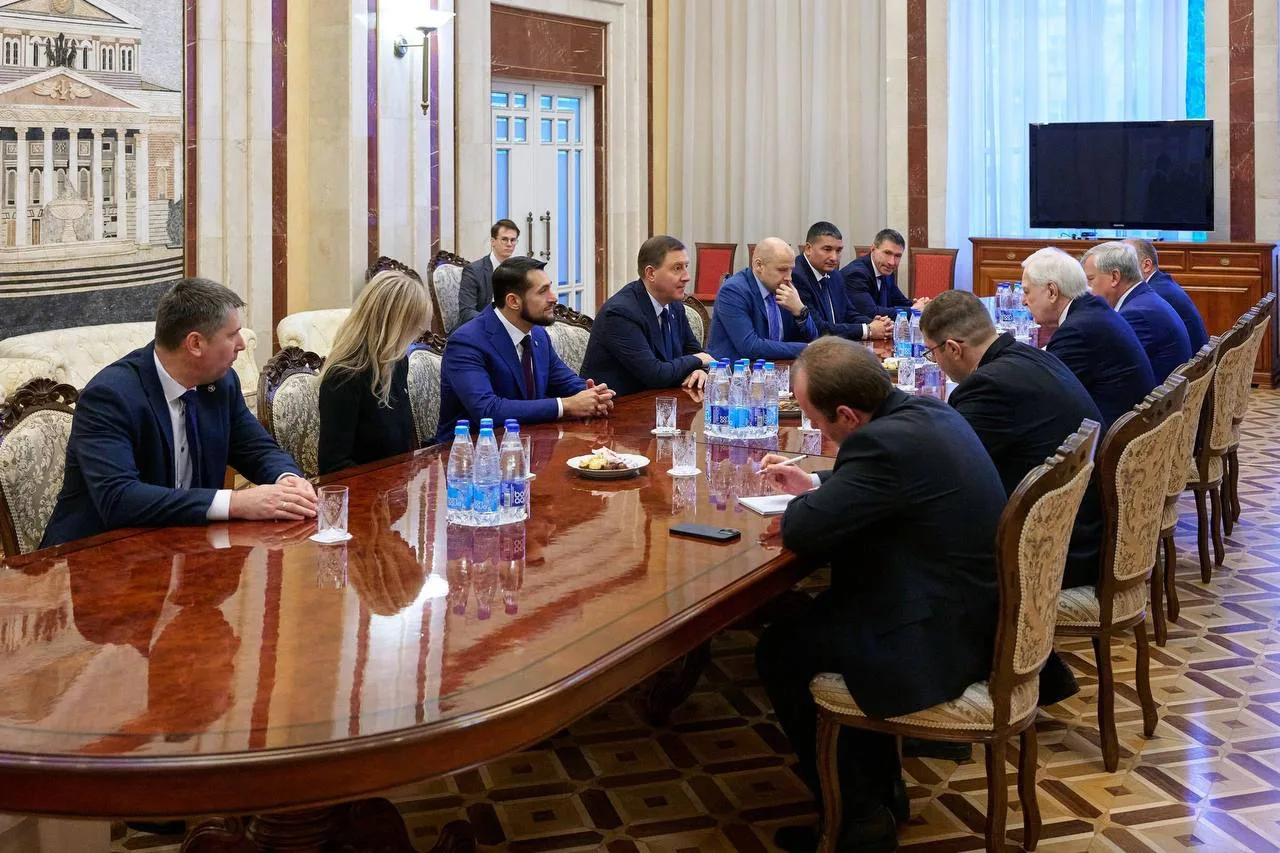Александр Прокопьев встретился с послом России в Беларуси Борисом Грызловым
