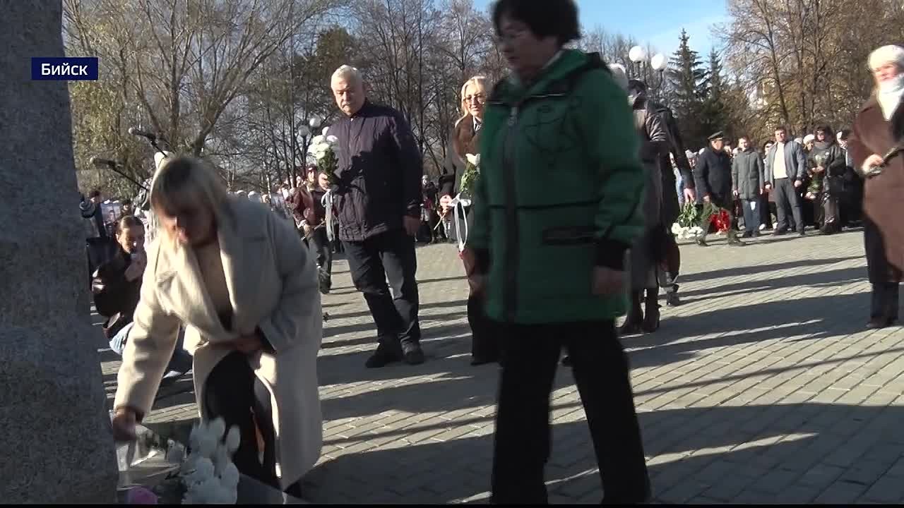 В Бийске открыли памятник Матери защитника Отечества