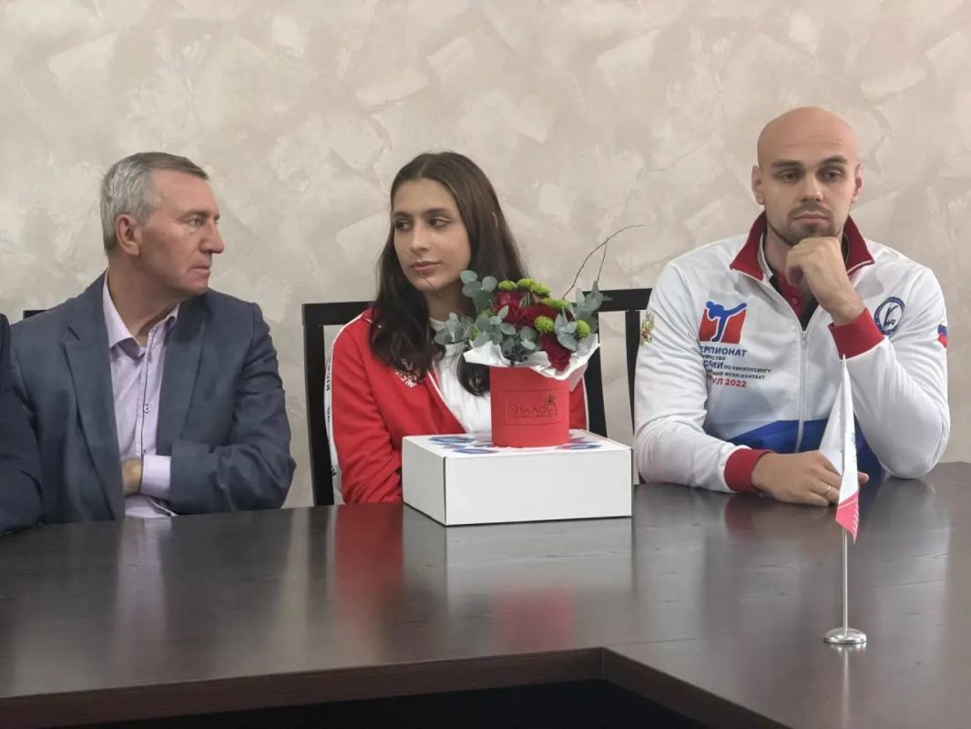 «Выдержать 360 секунд»: алтайские кикбоксёры — чемпионы мира рассказали о своём победном настрое на встрече с министром спорта региона Михаилом Панфиловым «Выдержать 360 секунд»: алтайские кикбоксёры — чемпионы мира рассказали о своём победном настрое на встрече с министром спорта региона Михаилом Панфиловым