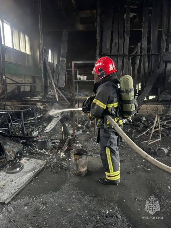 В Барнауле ликвидируют пожар в двухэтажном здании В Барнауле ликвидируют пожар в двухэтажном здании