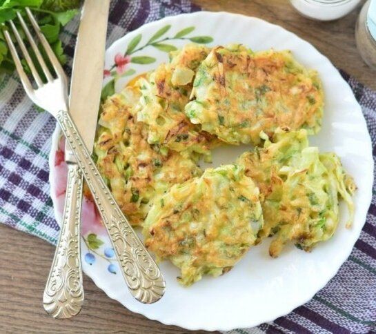Нежные оладьи из молодой капусты с зеленью: легкий рецепт для гурманов
