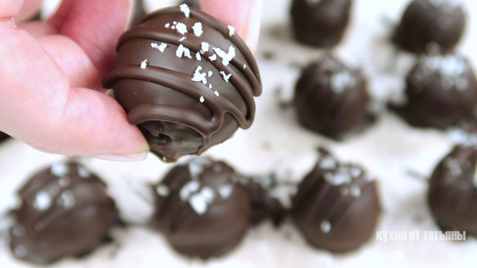 Легкие сладости: как сделать кокосовые конфеты всего из трех ингредиентов