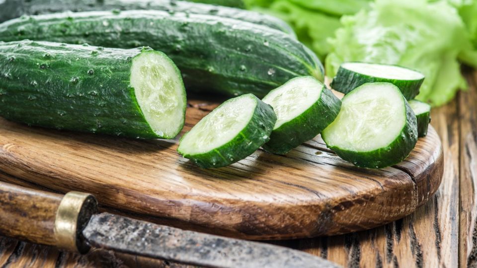 Бояться надо не пестицидов: врач развеял популярные мифы об огурцах