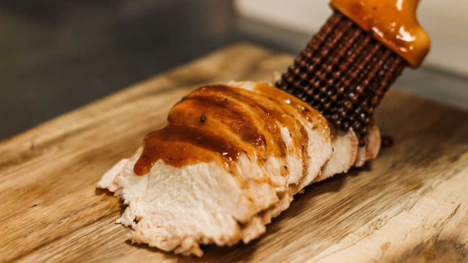 Из вареной курицы получится шикарный салат: сытный и быстро готовится