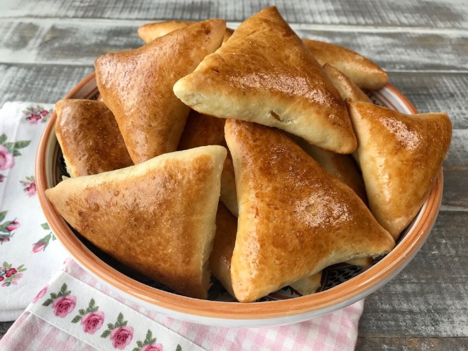 Необычные дрожжевые пирожки с капустой: как легко превратить кухню в кулинарный шедевр