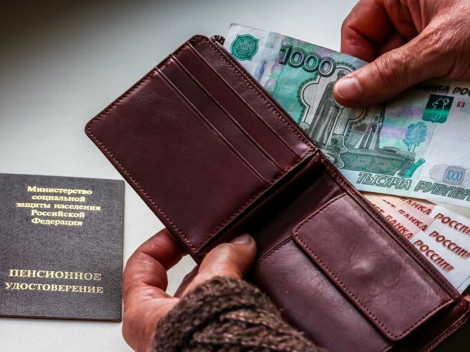 Пенсионеры получат январские выплаты до праздников: детали переноса