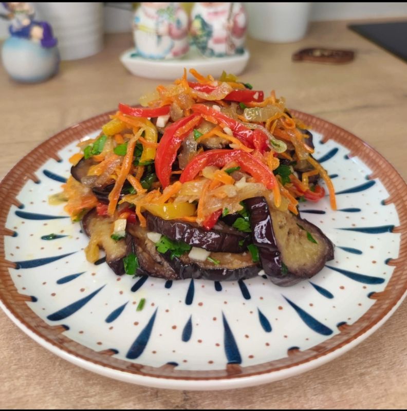 Вкусные и здоровые закуски: как приготовить баклажаны с овощами