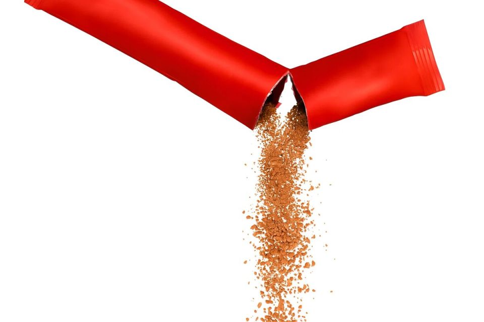 Растворимый кофе в пакетиках: что скрывается внутри и как это влияет на вкус