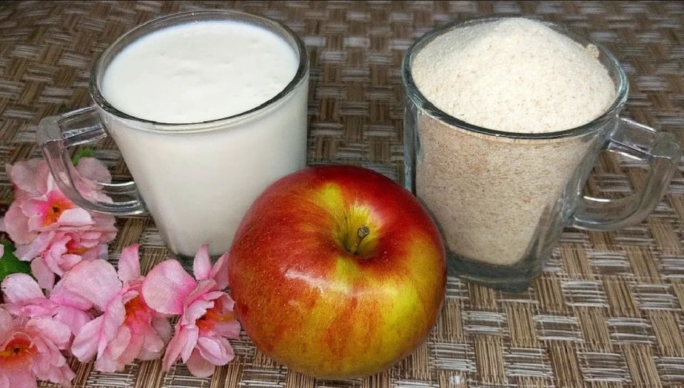 Кефирные манники-оладьи с карамелизированным яблоком для завтрака