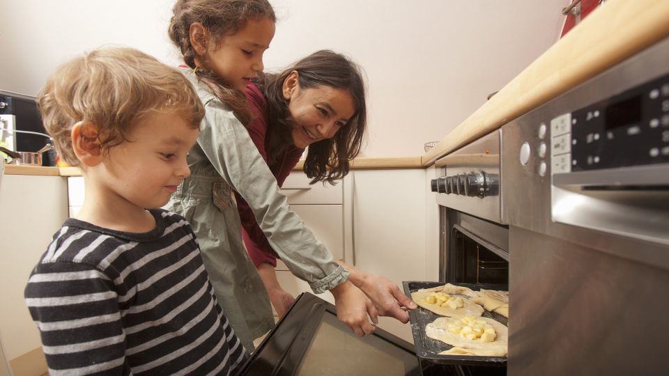 Забудьте о дорогой химии: давний домашний трюк заставит духовку блестеть