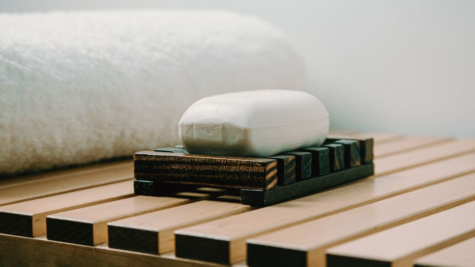 Положите в мыльницу губку для посуды: экономию получите колоссальную