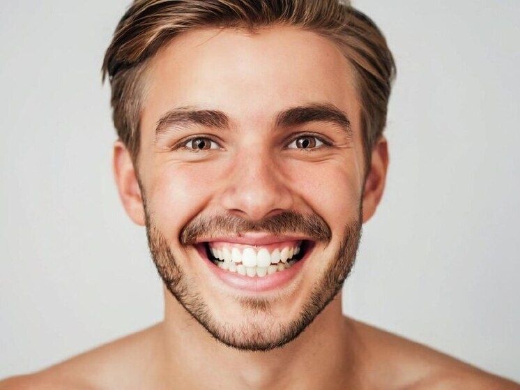 Как бактериальный налет на зубах становится камнем: эксперты объясняют